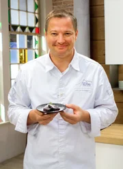 Andreas D&ouml;llerer kocht &bdquo;Schwarzbeernocken&ldquo;.