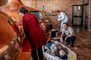 Jochen Reiter, ein als Choleriker bekannter Brauereibesitzer, wird tot in seinem eigenen Braukessel aufgefunden. Von links: Joe (Katharina Stemberger), Jochen Reiter (Atilla Beke), eine Kollegin der Spurensicherung (Komparsin) und Gerichtsmediziner Richie (Alexander Pschill) Jochen Reiter, ein als Choleriker bekannter Brauereibesitzer, wird tot in seinem eigenen Braukessel aufgefunden. Von links: Joe (Katharina Stemberger), Jochen Reiter (Atilla Beke), eine Kollegin der Spurensicherung (Komparsin) und Gerichtsmediziner Richie (Alexander Pschill)