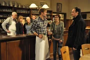 Fanny nimmt die Nachricht von Mikes Schuld an ihrem Unfall gelassener auf als erwartet. Von links: Joseph Brunner (Wilhelm Manske), Veronika Brunner (Senta Auth), Theresa Brunner (Ursula Erber), Florian Brunner (Tommy Schwimmer), Gregor Brunner (Holger M. Wilhelm), Fanny Lechner (Katrin Lux) und Mike Preissinger (Harry Blank).