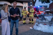 Laura Bartel (Nurit Hirschfeld), Hannes Ex-Freundin und Freddy Breyer (Robin Sondermann) fürchten, dass Katrin vor nichts zurückschreckt. In Lauras Wagen wurde eine Autobombe gezündet. Laura Bartel (Nurit Hirschfeld), Hannes Ex-Freundin und Freddy Breyer (Robin Sondermann) fürchten, dass Katrin vor nichts zurückschreckt. In Lauras Wagen wurde eine Autobombe gezündet.
