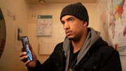 Tayé (Karim Ben Mansur) telefoniert mit seiner Mutter. Tayé (Karim Ben Mansur) telefoniert mit seiner Mutter.