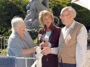 Justus Haslinger (Toni Berger) hat seiner langjährigen Haushälterin und Lebensgefährtin Regina (Ruth Drexel, li.) verschwiegen, dass Antonia (Uschi Glas) seine Tochter ist. Antonia selbst weiß auch nichts von ihrem "Glück". Justus Haslinger (Toni Berger) hat seiner langjährigen Haushälterin und Lebensgefährtin Regina (Ruth Drexel, li.) verschwiegen, dass Antonia (Uschi Glas) seine Tochter ist. Antonia selbst weiß auch nichts von ihrem "Glück".