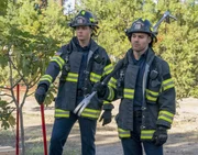 Evan "Buck" Buckley (Oliver Stark, l.); Eddie Diaz (Ryan Guzman, r.)