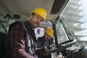 Leo (Wanja Mues, l.) heuert undercover auf einer Baustelle an. Er hat zunächst Mühe, in der verschworenen Gemeinschaft der ausländischen Bauarbeiter zu ermitteln, doch er gewinnt allmählich deren Vertrauen. Auch Pawel Nowak (Blerim Destani, r.) sieht Leo bald als neuen Freund. Leo (Wanja Mues, l.) heuert undercover auf einer Baustelle an. Er hat zunächst Mühe, in der verschworenen Gemeinschaft der ausländischen Bauarbeiter zu ermitteln, doch er gewinnt allmählich deren Vertrauen. Auch Pawel Nowak (Blerim Destani, r.) sieht Leo bald als neuen Freund.