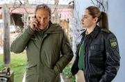 Hubert (Christian Tramitz, r. ) und Christina Bayer (Mitsou Jung, l.) sind bei Ehepaar Siepert zu Hause &ndash; ist an der These mit der Liebschaft etwas dran?
