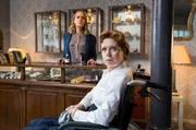 Vera Holzner (Renate Kr&ouml;&szlig;ner) und ihre Tochter Susanne (Cornelia Ivancan) erfahren, dass die T&auml;ter noch leben.