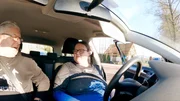 Sandra tritt zu einer weiteren Fahrstunde an Sandra tritt zu einer weiteren Fahrstunde an
