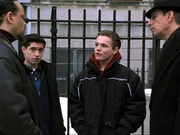 Munch (Richard Belzer, re.) und Fin (Ice-T, li.) schnappen sich die beiden Schüler Tommy (Billy Kay, mi.) und Nick (Jason Fuchs, hinten li.). Munch (Richard Belzer, re.) und Fin (Ice-T, li.) schnappen sich die beiden Schüler Tommy (Billy Kay, mi.) und Nick (Jason Fuchs, hinten li.).