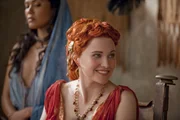 Lucretia (Lucy Lawless, r.) hat für Naevias (Lesley-Ann Brandt, l.) Unberührtheit gesorgt, doch jetzt verschenkt diese Batiatus an Ashur ... Lucretia (Lucy Lawless, r.) hat für Naevias (Lesley-Ann Brandt, l.) Unberührtheit gesorgt, doch jetzt verschenkt diese Batiatus an Ashur ...