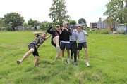 Tschaka! Nach dem Box-Training geht die Action zu Hause weiter. Alex, Mark, Jeppe, Luke und Ruben arbeiten an der perfekten Form und Haltung.