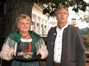Hotelier Bartholomäus Breitwieser (Gerd Anthoff) und seine etwas nachlässige Kellnerin Johanna Lottermeier (Johanna Bittenbinder). Hotelier Bartholomäus Breitwieser (Gerd Anthoff) und seine etwas nachlässige Kellnerin Johanna Lottermeier (Johanna Bittenbinder).