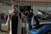 Gabi Goldhammer (Petra Berndt) lässt ihre Einkäufe von Mahmoud (Aziz Capkurt) ins Haus tragen. Gabi Goldhammer (Petra Berndt) lässt ihre Einkäufe von Mahmoud (Aziz Capkurt) ins Haus tragen.