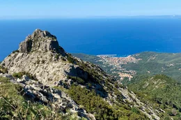 Elba, Italiens Insel im blauen Mittelmeer: Blick vom Monte Capanne auf Marciana Marina.