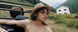 Lara (Giulia Goldammer).