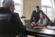 Oberstaatsanwalt Bernd Reuther (Rainer Hunold, l.) bespricht sich mit Hauptkommissarin Kerstin Klar (Fiona Coors, r.) und Oberkommissar Max Fischer (Max Hemmersdorfer, M.). Oberstaatsanwalt Bernd Reuther (Rainer Hunold, l.) bespricht sich mit Hauptkommissarin Kerstin Klar (Fiona Coors, r.) und Oberkommissar Max Fischer (Max Hemmersdorfer, M.).