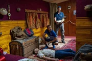 Ein Wochenendausflug auf dem Neckar entpuppt sich für Rechtsmediziner Dr. Benedikt Förster (Florian Wünsche, M.) und Kollegen als Kriminalfall: Ein Passagier wird tot in einer Kajüte des Ausflugsschiff aufgefunden. Matrose Sören Maiwald (David Bredin, r.) hat die Leiche gefunden, bestreitet aber jegliche Beziehungen zu dem Toten. Ein Wochenendausflug auf dem Neckar entpuppt sich für Rechtsmediziner Dr. Benedikt Förster (Florian Wünsche, M.) und Kollegen als Kriminalfall: Ein Passagier wird tot in einer Kajüte des Ausflugsschiff aufgefunden. Matrose Sören Maiwald (David Bredin, r.) hat die Leiche gefunden, bestreitet aber jegliche Beziehungen zu dem Toten.