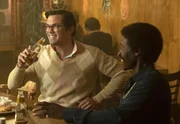 Andrew Rannells als Blair Pfaff und Don Cheadle als Mo Monroe(r.) Andrew Rannells als Blair Pfaff und Don Cheadle als Mo Monroe(r.)