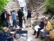 Drehvorbereitung in der Schleifm&uuml;hl-Schlucht bei Unterammergau: Prof. Harald Lesch (2. von rechts) mit dem Aufnahmeleiter Andreas J&ouml;rs (rechts).