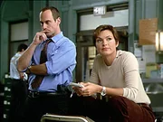 Stabler (Christopher Meloni) und Benson (Mariska Hargitay) versuchen, etwas neues über die Vergewaltigung herauszufinden. Stabler (Christopher Meloni) und Benson (Mariska Hargitay) versuchen, etwas neues über die Vergewaltigung herauszufinden.