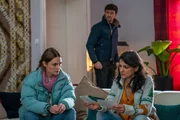 Nadja Türkan (Javeh Asefdjah, r.) erfährt von Lucy (Josephin Busch, l.) und Alexander (Aleksandar Radenković, M.), dass sie offenbar von dem Vermissten gestalkt wurde. Nadja Türkan (Javeh Asefdjah, r.) erfährt von Lucy (Josephin Busch, l.) und Alexander (Aleksandar Radenković, M.), dass sie offenbar von dem Vermissten gestalkt wurde.