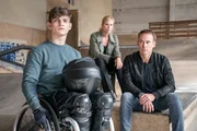 Ina Zimmermann (Melanie Marschke, M.) und Jan Maybach (Marco Girnth, r.) befragen Joris Westphal (Juls Serger, l.) während des Wheelchair-Skate-Trainings. Sie wollen mehr über die Beziehung zwischen ihm und der verstorbenen Lili Roloff herausfinden. Ina Zimmermann (Melanie Marschke, M.) und Jan Maybach (Marco Girnth, r.) befragen Joris Westphal (Juls Serger, l.) während des Wheelchair-Skate-Trainings. Sie wollen mehr über die Beziehung zwischen ihm und der verstorbenen Lili Roloff herausfinden.