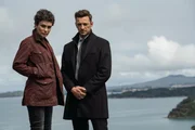 Detective Senior Sergeant Jessica Savage (Kate Elliott) und ihr Kollege Detective Sergeant Justin Harding (Ido Drent) raufen sich in dieser Staffel wieder mal zusammen, um spannende Fälle zu lösen. Detective Senior Sergeant Jessica Savage (Kate Elliott) und ihr Kollege Detective Sergeant Justin Harding (Ido Drent) raufen sich in dieser Staffel wieder mal zusammen, um spannende Fälle zu lösen.