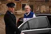 Der Unternehmer Ludwig Kornhalter (Felix von Manteuffel, r.) will ein neues Kaufangebot für den Bauernhof unterbreiten. Sein Chauffeur (Komparse, l.) hält ihm die Wagentür auf. Der Unternehmer Ludwig Kornhalter (Felix von Manteuffel, r.) will ein neues Kaufangebot für den Bauernhof unterbreiten. Sein Chauffeur (Komparse, l.) hält ihm die Wagentür auf.