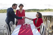 Pernilla (Maike Möller-Bornstein, M.) und Jasper (Gedeon Burkhard, l.) treffen eher zufällig auf Pernillas Mutter Svantje (Marijam Agischewa, r.). Svjantje ist sofort von dem charmanten Unternehmensberater angetan. Pernilla (Maike Möller-Bornstein, M.) und Jasper (Gedeon Burkhard, l.) treffen eher zufällig auf Pernillas Mutter Svantje (Marijam Agischewa, r.). Svjantje ist sofort von dem charmanten Unternehmensberater angetan.