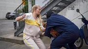 Nadine Heinze (Aylin Werner, r.) schlägt den Entführer in die Flucht. Nadine Heinze (Aylin Werner, r.) schlägt den Entführer in die Flucht.