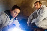 Viola Delbr&uuml;ck (Yvonne Catterfeld) und Uli "Jakob" B&ouml;hme (Jan Dose) untersuchen den Tatort.