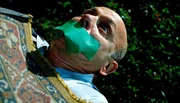 SWR Fernsehen DIE KIRCHE BLEIBT IM DORF, FOLGE 10, "Kai Uwe", am Montag (13.05.13) um 20:45 Uhr. Eberle (Ulrich Gebauer) hat es bis Unterrieslingen geschafft. Das nutzt ihm aber nicht viel, weil er im Handumdrehen von den Rossbauers &uuml;berw&auml;ltigt wurde.