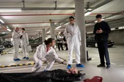Ein erschossener junger Rechtsanwalt (Justin Hibbeler, M.) f&uuml;hrt Kommissar Rico Sander (Benjamin Strecker, r.) und das SOKO-Team in ein undurchsichtiges Netz aus Verschw&ouml;rungsideologien und deren Vertreter*innen. Spurensicherer Jan Arnaud (Mike Zaka Sommerfeldt, 2.v.r.) und Rechtsmediziner Dr. Benedikt F&ouml;rster (Florian W&uuml;nsche, l.) sind sich sicher, dass hier ein geplanter Mord stattgefunden hat.