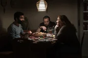Gabi (Petra Berndt, re.) und Sepp Goldhammer (Andreas Giebel, Mi.) beim Abendessen mit ihrem Mitarbeiter Mahmoud (Aziz Capkurt, li.). Gabi (Petra Berndt, re.) und Sepp Goldhammer (Andreas Giebel, Mi.) beim Abendessen mit ihrem Mitarbeiter Mahmoud (Aziz Capkurt, li.).