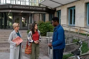 "SOKO Stuttgart - Straflust": Am Abend vor einem wichtigen Prozess wird die Schöffin Johanna Krüger hinterrücks im Stuttgarter Schlosspark erschossen. Martina Seiffert (Astrid M. Fünderich, l.) und Lea Gomez (Jasmin Gassmann, M.) gehen dem Verdacht nach, dass der wegen räuberischen Diebstahls angeklagte Essam Keita (Ben Andrews Rumler, r.) etwas mit dem Mord zu tun hat. "SOKO Stuttgart - Straflust": Am Abend vor einem wichtigen Prozess wird die Schöffin Johanna Krüger hinterrücks im Stuttgarter Schlosspark erschossen. Martina Seiffert (Astrid M. Fünderich, l.) und Lea Gomez (Jasmin Gassmann, M.) gehen dem Verdacht nach, dass der wegen räuberischen Diebstahls angeklagte Essam Keita (Ben Andrews Rumler, r.) etwas mit dem Mord zu tun hat.
