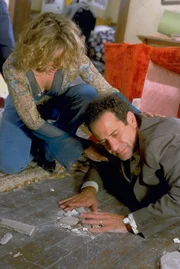 In San Francisco tobt ein Erdbeben. Sharona (Bitty Schram, l.) versucht Monk (Tony Shalhoub, r.) zu beruhigen. In San Francisco tobt ein Erdbeben. Sharona (Bitty Schram, l.) versucht Monk (Tony Shalhoub, r.) zu beruhigen.