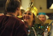 Moni freut sich &uuml;ber den dritten Platz beim Kost&uuml;mwettbewerb. Von links: Gregor Brunner (Holger M. Wilhelm) und Monika Vogl (Christine Reimer).