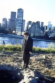 An der Ungl&uuml;cksstelle angekommen, stellt Mike (Michael J. Fox) fest, dass B&uuml;rgermeister Winston in das Loch gefallen ist.