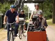 „Die Sendung mit der Maus“ startet zur Erkundungstour rund um die Kulturhauptstadt Europas. Filmemacher Armin Maiwald und sein Team haben sich aus Fahrrad geschwungen und suchen rund ums Ruhrgebiet nach spannenden Geschichten. v.l.: Armin Maiwald, Peter Torringen (Ton), Rupert Scheele (Kamerassistent), Kai von Westermann (Kamera) Kann für beide Teile verwendet werden! „Die Sendung mit der Maus“ startet zur Erkundungstour rund um die Kulturhauptstadt Europas. Filmemacher Armin Maiwald und sein Team haben sich aus Fahrrad geschwungen und suchen rund ums Ruhrgebiet nach spannenden Geschichten. v.l.: Armin Maiwald, Peter Torringen (Ton), Rupert Scheele (Kamerassistent), Kai von Westermann (Kamera) Kann für beide Teile verwendet werden!
