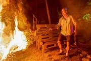 Für immer und WG WG zum Glück? Folge 6 Beim jährlichen WG-Fest zündet Ueli einen Christbaum an, den die WG anfangs Jahr eingesammelt hat. 2026 Copyright: SRF Für immer und WG WG zum Glück? Folge 6 Beim jährlichen WG-Fest zündet Ueli einen Christbaum an, den die WG anfangs Jahr eingesammelt hat. 2026 Copyright: SRF
