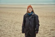 Juliet (Charlotte De Bruyne) ist aus Brüssel vorübergehend in ihren kleinen Heimatort an der Nordseeküste zurückgekehrt. Juliet (Charlotte De Bruyne) ist aus Brüssel vorübergehend in ihren kleinen Heimatort an der Nordseeküste zurückgekehrt.