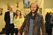Bez&uuml;glich des geliehenen Autos ist Sascha sich keiner Schuld bewusst. Von links: Hubert Kirchleitner (Bernhard Ulrich), Uschi Kirchleitner (Silke Popp) und Sascha (Eisi Gulp).