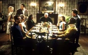 (v.l.n.r.) Caitlin (Heather Locklear), Stuart (Alan Ruck), Deirdre (Beth Littleford), Paul (Richard Kind), Janelle (Victoria Dillard), B&uuml;rgermeister Winston (Barry Bostwick), Senator Grady (John McMartin), Nikki (Connie Britton), Carter (Michael Boatman) und Mike (Michael J. Fox) feiern Thanksgiving in Gracies Villa.