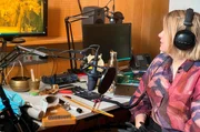 Der Aufbau im Studio sieht chaotisch aus, ist aber akribisch geplant: Simone Nowitzki ist bereit f&uuml;r die Vertonung des &uuml;ber hundert Jahre alten Stummfilms &sbquo;Das Cabinet des Dr. Caligari&lsquo;.