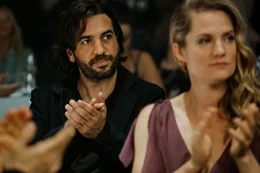 Juan Romero (Elyas M'Barek) mit seiner Frau Anne (Marie Burchard) bei der allj&auml;hrlichen Verleihung des deutschen Pressepreises