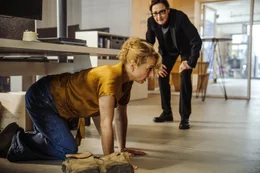 Viola (Christina Gro&szlig;e, l.) wird ausgerechnet von ihrer Chefin Hilde Roch (Charlotte Schwab, r.) entdeckt, als sie sich vor einem ihrer Verehrer versteckt.