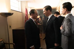 Oleg Penkovsky (Merab Ninidze, l.), Greville Wynne (Benedict Cumberbatch, 2.v.l.)