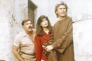 (v.l.n.r.) Jack Dalton (Bruce McGill), Mike Forrester (Patricia McPherson) und MacGyver (Richard Dean Anderson) versuchen zu fliehen. (v.l.n.r.) Jack Dalton (Bruce McGill), Mike Forrester (Patricia McPherson) und MacGyver (Richard Dean Anderson) versuchen zu fliehen.