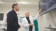 Sven Voss lässt sich von Rechtsmediziner Dr. Rüdiger Lessig erklären, welche Rolle Zähne bei der Identifizierung unbekannter Toter spielen. Sven Voss lässt sich von Rechtsmediziner Dr. Rüdiger Lessig erklären, welche Rolle Zähne bei der Identifizierung unbekannter Toter spielen.