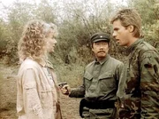 Debra (Marilyn Jones, l.) und MacGyver (Richard Dean Anderson, r.) sind von Chanthara (Dana Lee, M.) gefangen genommen worden. Debra (Marilyn Jones, l.) und MacGyver (Richard Dean Anderson, r.) sind von Chanthara (Dana Lee, M.) gefangen genommen worden.