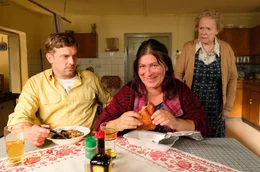 Liesl Mooshammer (Eva Mattes, Mitte) hat ihr Haus verloren und zieht bei den Eberhofers ein - "zur Freude" von Franz (Sebastian Bezzel) und Oma Eberhofer (Enzi Fuchs, rechts).
